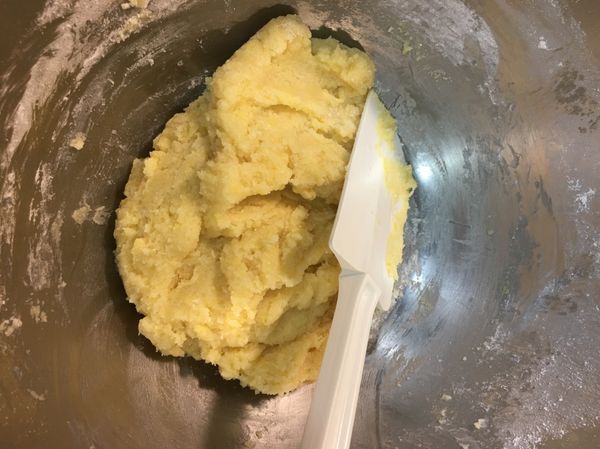 等待麵糰休息的同時做菠蘿皮，將菠蘿皮的材料全部混合後分割為15顆小麵糰並滾圓