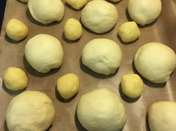 大的是麵包，小的是酥皮