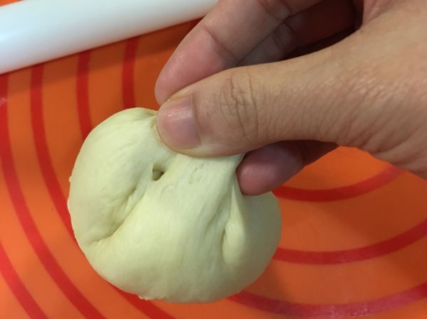 束口確實收緊朝下，不然餡會跑出來