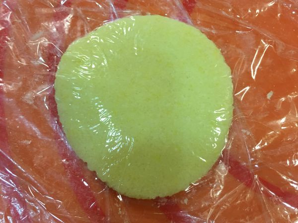 取2張保鮮膜，將一酥皮放中間