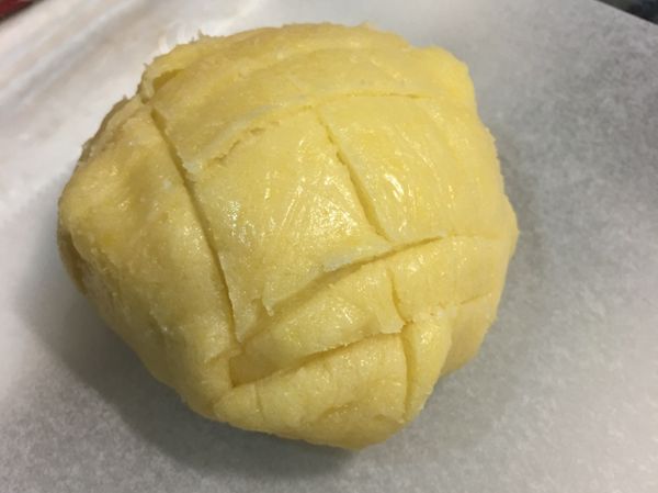 切出菠蘿麵包的紋路在表面