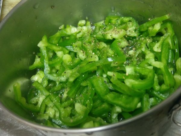 將青椒洗淨後切成條狀。
（或依照喜好切成塊狀）