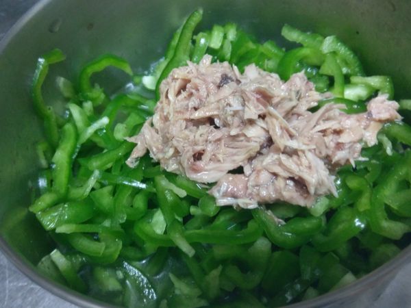 加入調味料及鮪魚罐頭均勻攪拌
