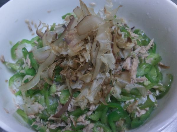 放入微波爐微波3-4分鐘，最後灑上柴魚片。
就完成啦！！！