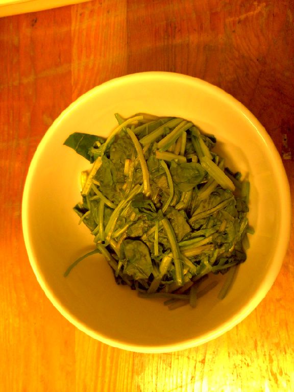 熱一鍋水，菠菜洗淨切段下水川燙，撈起後瀝乾備用。