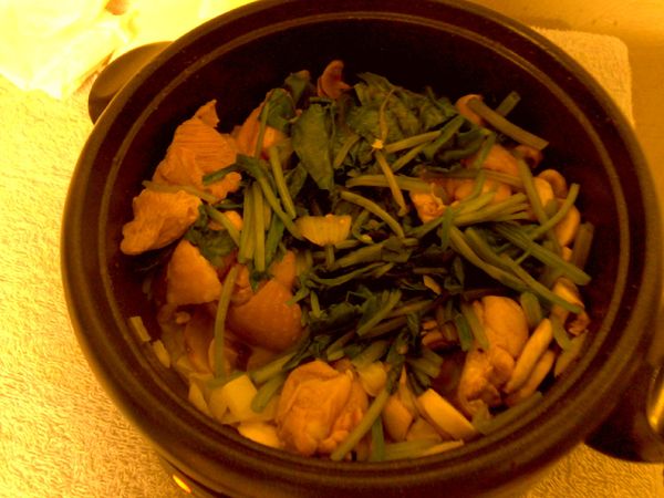 去骨雞腿切塊,皮朝下煎逼出油脂，洋蔥切丁、蘑菇切片下鍋拌炒，炒出香氣後加入菠菜炒勻。