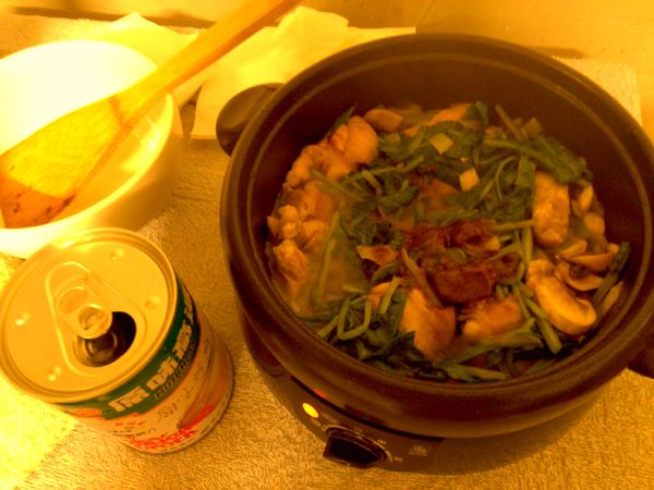 咖哩切小塊下鍋加少量雞湯，待咖哩融勻後再調鹹度。起鍋後淋少許鮮奶油，就完成這道好吃的料理囉！