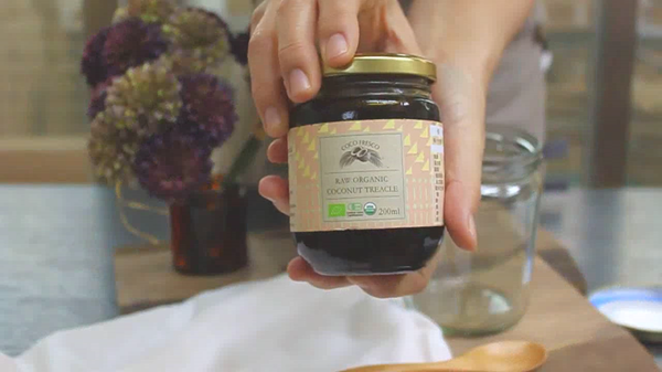 有機椰蜜與水混和均勻