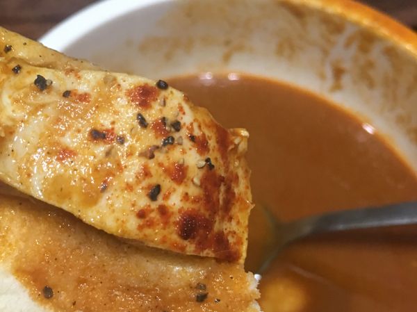 貝果沾著咖哩汁，一整個好好味😋