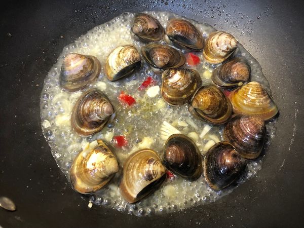 倒入米酒跟醬油