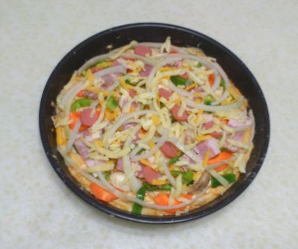 放上乳酪絲，再鋪上所有餡料。