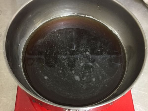 利用熱水融化黑糖、蜂蜜，放涼