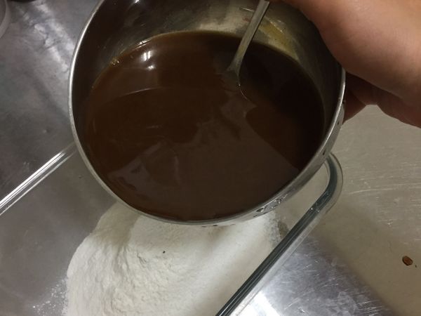 分次把黑糖水倒入過好篩的粉，攪拌均勻。