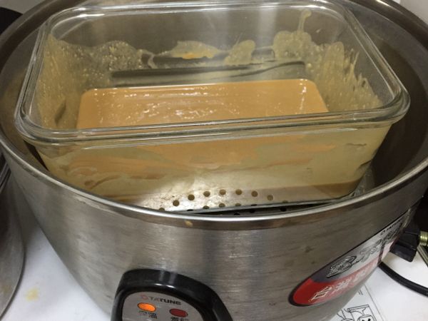 放入電鍋開保溫1小時讓它發酵（膨脹2倍大）