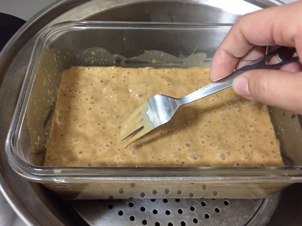 利用叉子把泡泡刺破，成品表面才會平滑