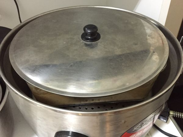 蓋上一個鍋蓋，避免水蒸汽讓表面濕掉