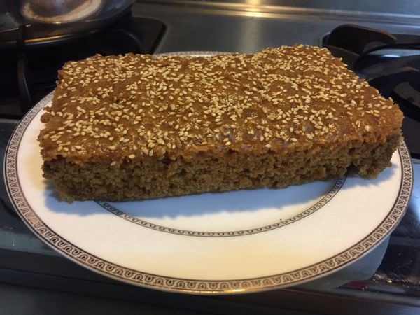 用筷子試，沒有沾黏即完成
盛熱灑上白芝麻，脫模，切塊