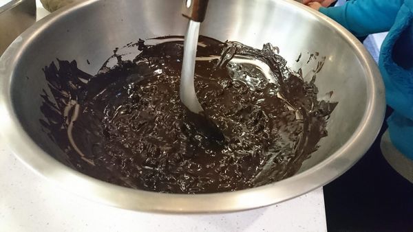 將《苦甜巧克力》隔水加熱溶解，然後與《2》混合，再加入《油酥》