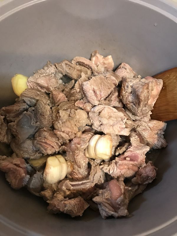 薑片+蒜頭+牛肉小火拌炒到牛肉出油