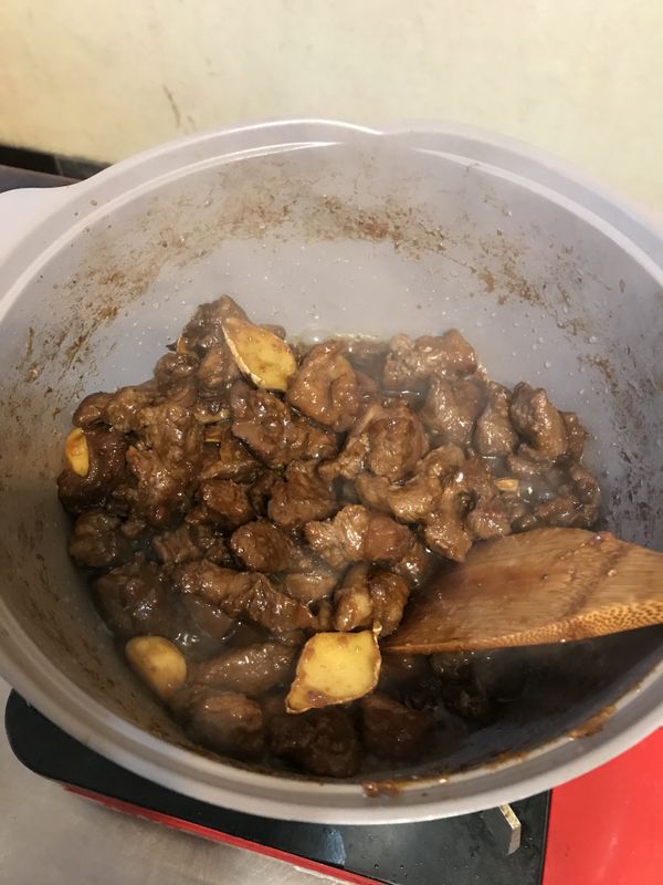 加入冰糖炒糖色+豆瓣醬炒香