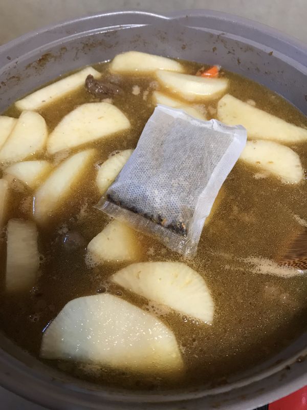 白蘿蔔+紅蘿蔔拌炒一下+醬油+滷包+水蓋過全部食材
小火煮一個小時