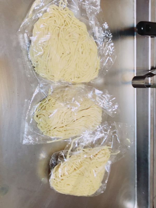 選自己喜歡的麵條煮熟+蔬菜燙熟備用