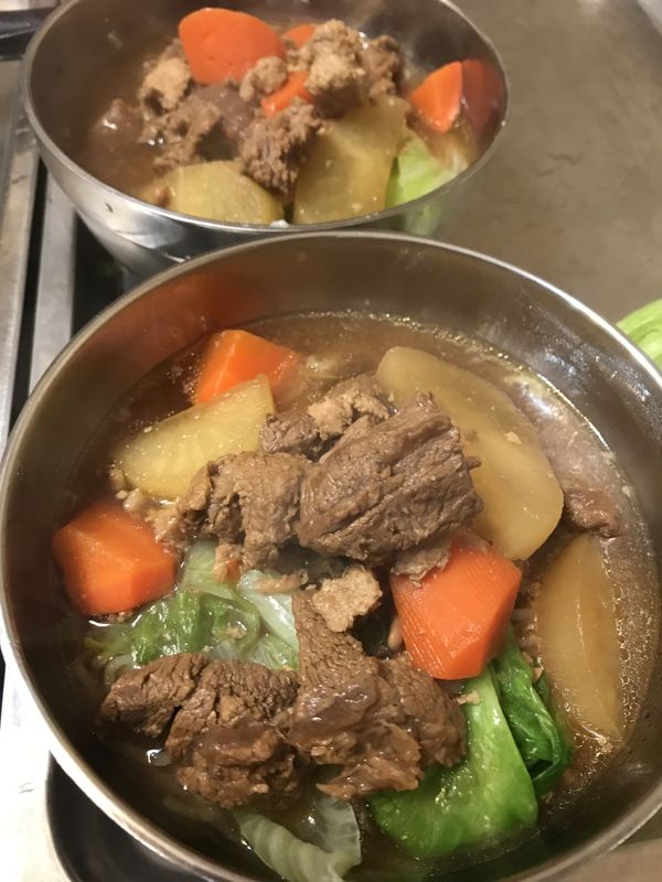 最後加上燉煮好的牛肉既可