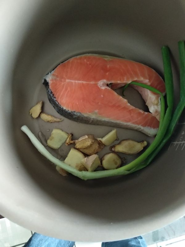 電鍋內鍋放入青蔥，薑，跟少許的米酒下去蒸熟