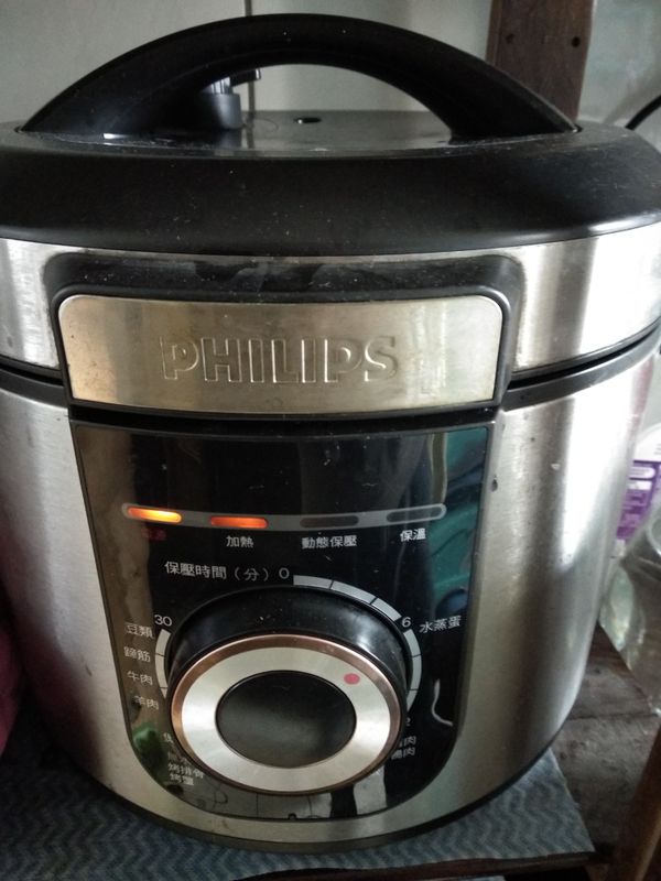 飛利浦萬用鍋設定6分鐘去蒸熟魚肉(使用一般電鍋照正常蒸煮即可)