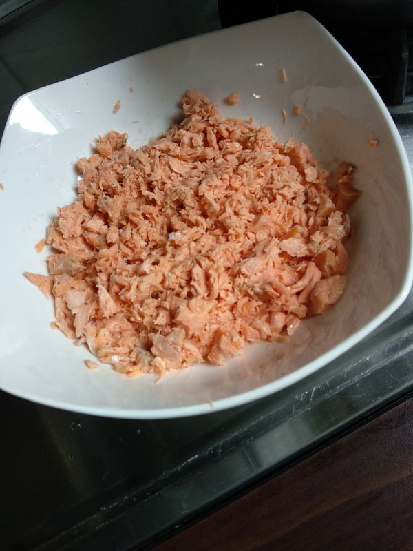 稍微冷卻後挑出魚骨，把魚肉壓碎即可