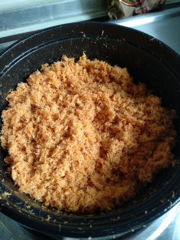 開小火加熱慢炒魚肉再放入少許醬油，米酒跟黑糖或依個人喜好加入(本次範例是給小孩子吃的，所以醬油可不加或者少許)

切記勿用中火或大火炒，很容易燒焦。

乾炒大約20分鐘，魚鬆變金黃色即可。