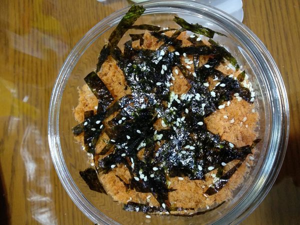 依孩子的喜好加入海苔(朝鮮海苔麻油口味)與白芝麻，此步驟可省略