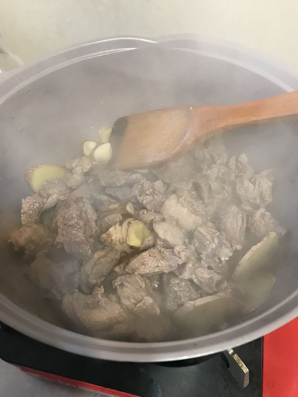 牛肋條熱水燙過+薑片+蒜頭小火炒出牛油