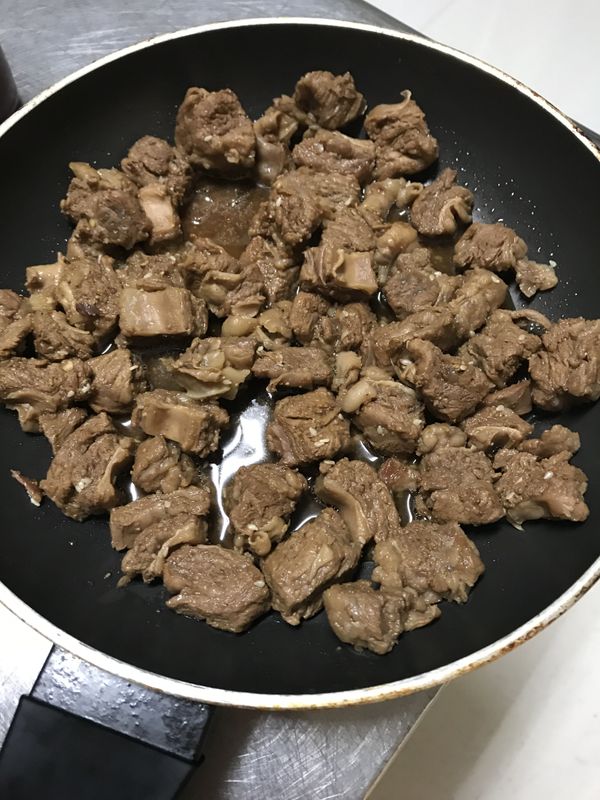 取出滷好的牛肋條+冰糖+蘋果醋+番茄醬+麥芽糖燒到收汁