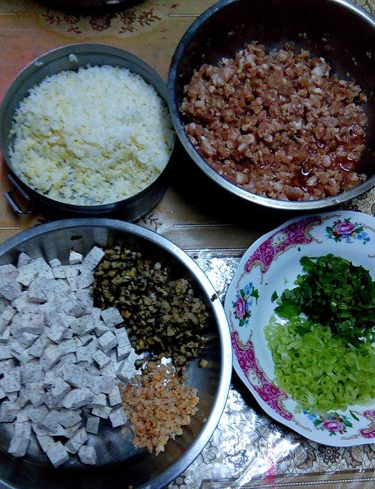 將芹菜、香菜切末，葉梗都分開，芹菜留梗，葉子另外保存作煎蛋或其他用途；香菜梗入粥，葉可再最後再加上粥。香菇去蒂切末、芋頭切丁、蝦米泡水後切末。飯先煮好。