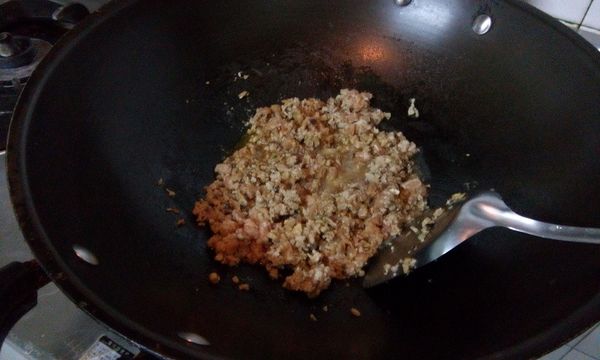 冷鍋冷油把蝦米、肉末放入炒到有香味。