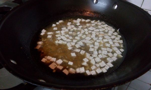 加芋頭和水(7碗)，下調味料，煮滾到芋頭夠鬆綿。