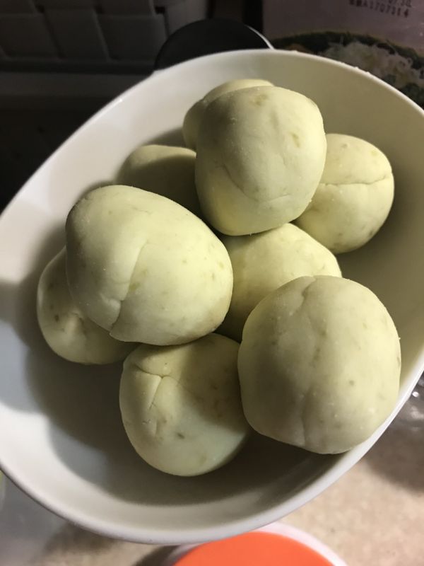 將地瓜蒸熟後取200g壓成泥，.趁熱加入糖跟樹薯粉攪拌成團，分為30g/顆 約9顆
