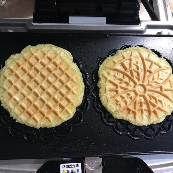 將蓋子壓緊，用鬆餅機烤3分30秒完成，剛出爐外皮是酥脆的很好吃喔~建議現烤現吃