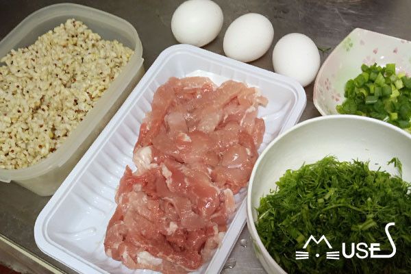 將蔥及茴香洗乾淨後切碎