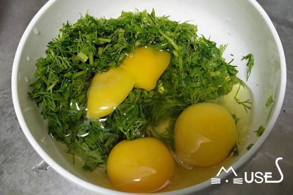 把蛋打到茴香裡，打散均勻混合。
(把茴香加入蛋裡一起煎，可以避免茴香沾鍋，之後會很不好清洗鍋子。)