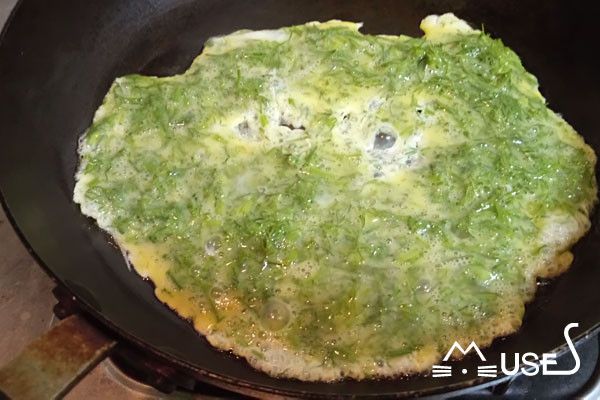 熱鍋後加入適量的油，將蛋及茴香倒入鍋裡，煎到半熟後，再將蛋弄碎，蛋煎熟後，即是茴香炒蛋，可先裝碗放一旁