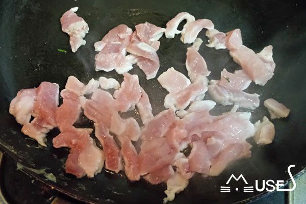 加入微量的油，將肉絲加入鍋裡翻炒