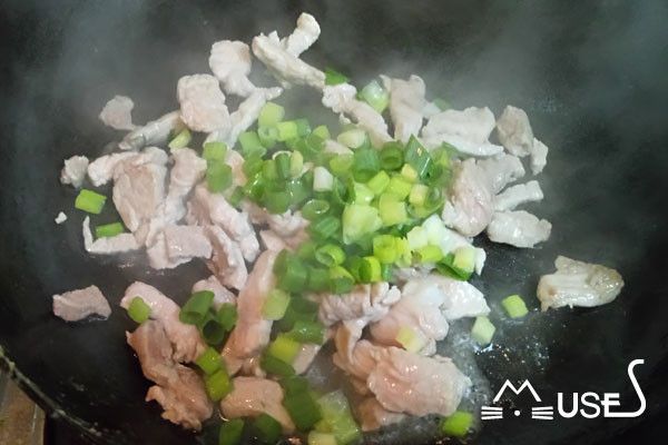待肉絲全熟後，再加入蔥花一起炒