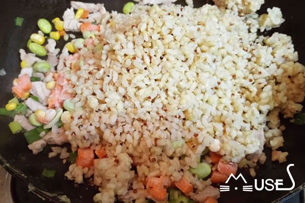 加入飯及三色蔬菜一起炒，均勻翻炒後就可以熄火
(飯是胚芽米+藜麥，選自己愛吃的飯都可以)
