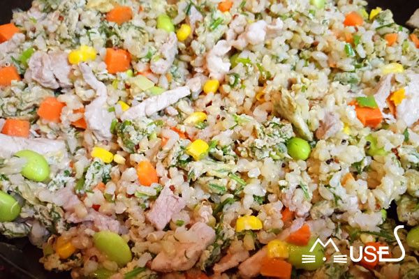 再把茴香炒蛋加入炒飯裡，均勻混合，即完成