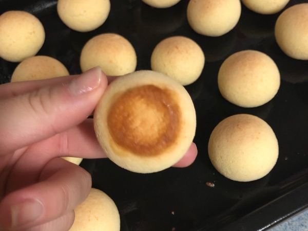 把糯米粉，粟米粉，鹽，芝士粉。。過篩備用