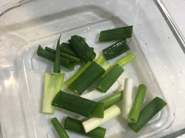切好蔥段放平