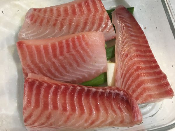 放入切好的鯛魚片