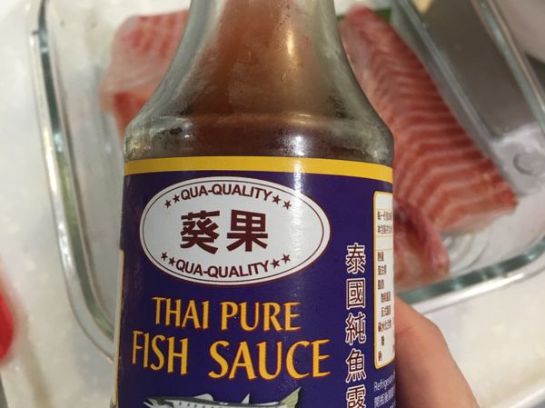 灑上少許魚露，兩面均沾到。